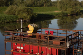 Gemuetliches Hausboot am Elbarm